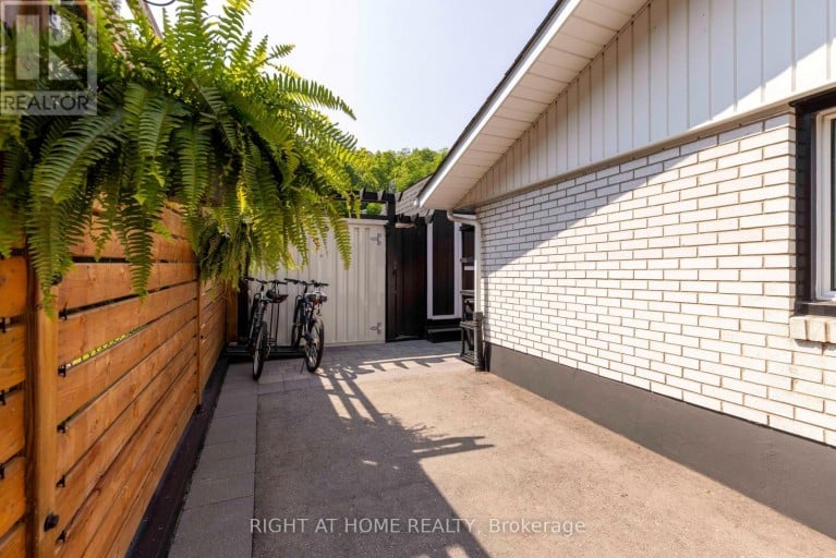 212 LOCKHART DRIVE, St. Catharines (Glendale/Glenridge), Ontario, L2T1X1