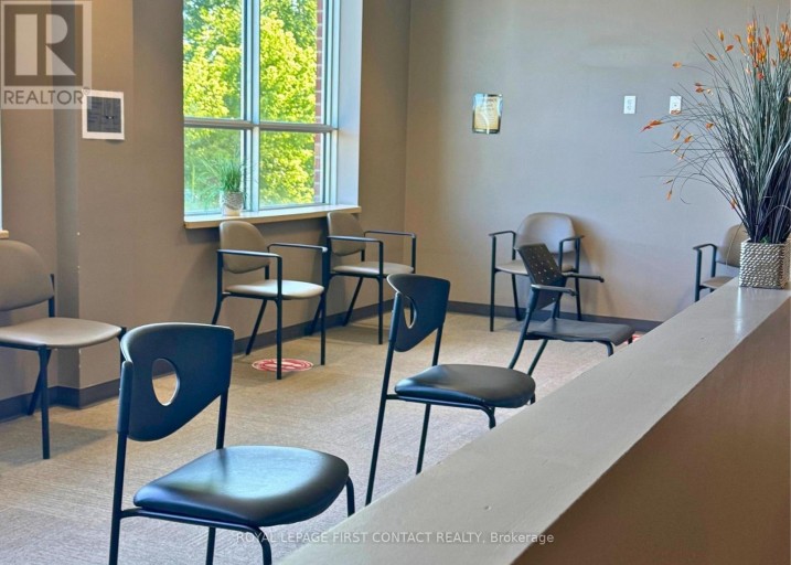 202 - 11 LAKESIDE TERRACE, Barrie (Little Lake), Ontario, L4M0H9