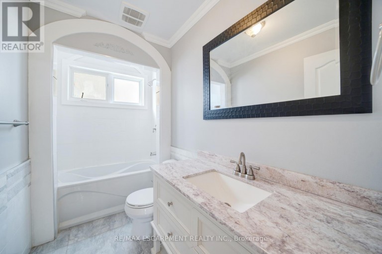108 OLDE BAYVIEW AVENUE, Richmond Hill (Oak Ridges Lake Wilcox), Ontario, L4E3C7
