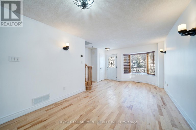 108 OLDE BAYVIEW AVENUE, Richmond Hill (Oak Ridges Lake Wilcox), Ontario, L4E3C7