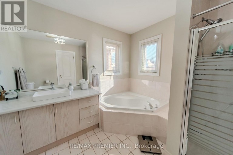 17 VILLANDRY CRESCENT, Vaughan (Maple), Ontario, L6A2R2