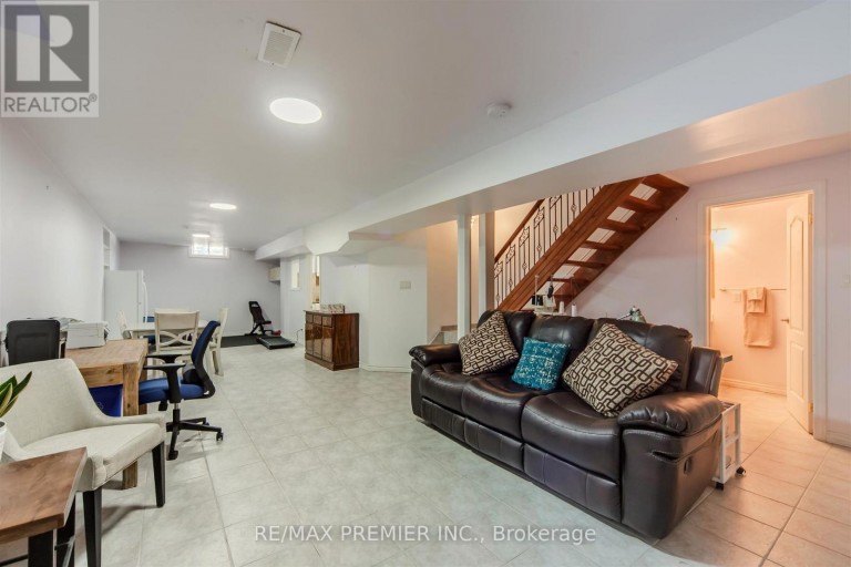 17 VILLANDRY CRESCENT, Vaughan (Maple), Ontario, L6A2R2