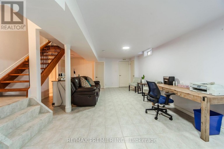 17 VILLANDRY CRESCENT, Vaughan (Maple), Ontario, L6A2R2
