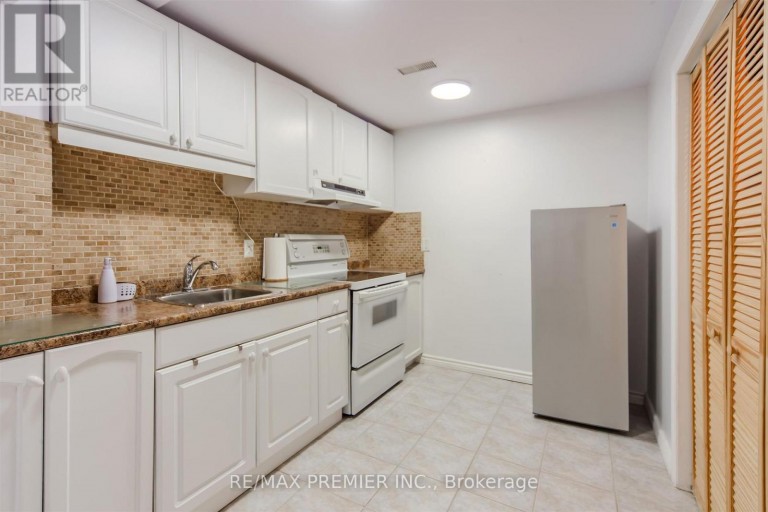 17 VILLANDRY CRESCENT, Vaughan (Maple), Ontario, L6A2R2