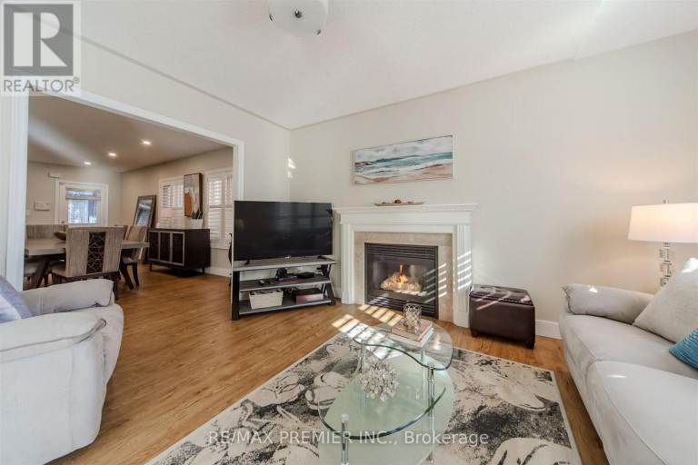 17 VILLANDRY CRESCENT, Vaughan (Maple), Ontario, L6A2R2