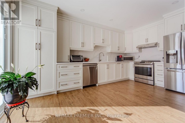 17 VILLANDRY CRESCENT, Vaughan (Maple), Ontario, L6A2R2