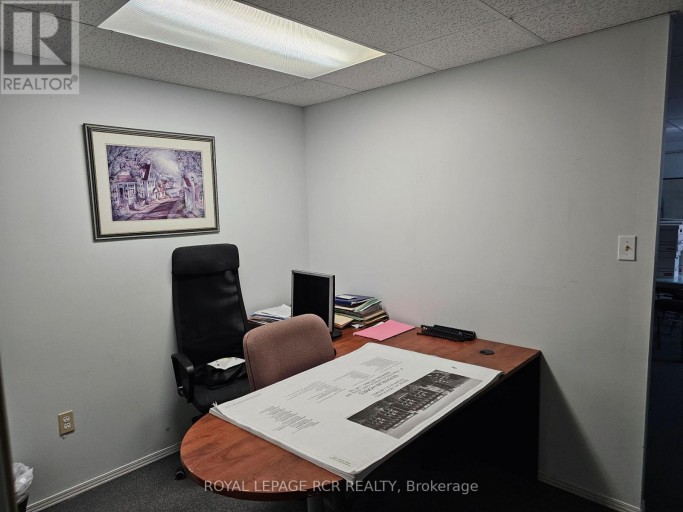LOWER CUBICLE - 411 QUEEN STREET, Newmarket (Central Newmarket), Ontario, L3Y2G9