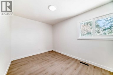 4936 45 Street SW Calgary Alberta photo 19