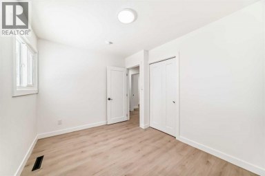 4936 45 Street SW Calgary Alberta photo 20