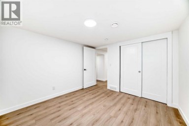 4936 45 Street SW Calgary Alberta photo 32