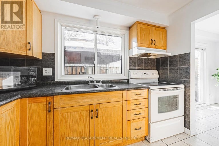 4 - 2220 UPPER MIDDLE ROAD, Burlington (Brant Hills), Ontario, L7P3P4