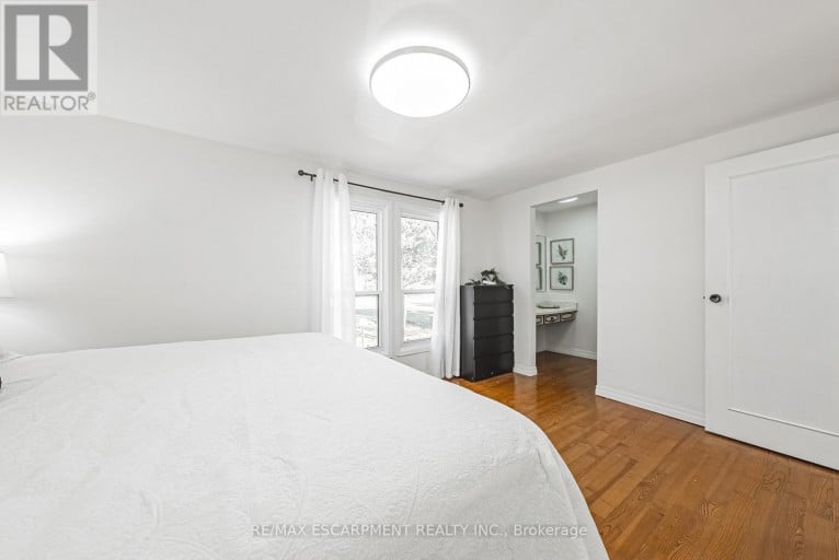 4 - 2220 UPPER MIDDLE ROAD, Burlington (Brant Hills), Ontario, L7P3P4