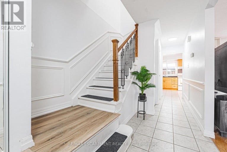 4 - 2220 UPPER MIDDLE ROAD, Burlington (Brant Hills), Ontario, L7P3P4