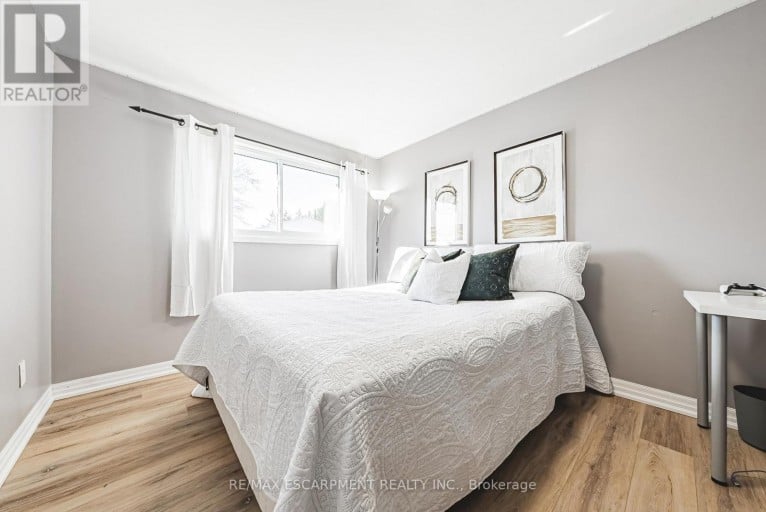 4 - 2220 UPPER MIDDLE ROAD, Burlington (Brant Hills), Ontario, L7P3P4