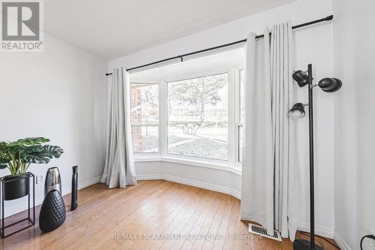 4 - 2220 UPPER MIDDLE ROAD, Burlington (Brant Hills), Ontario, L7P3P4