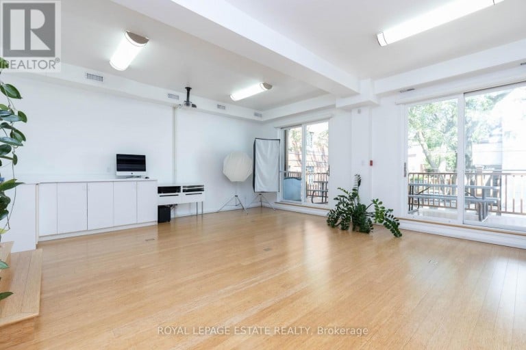 432 QUEEN STREET E, Toronto (Regent Park), Ontario, M5A1T4