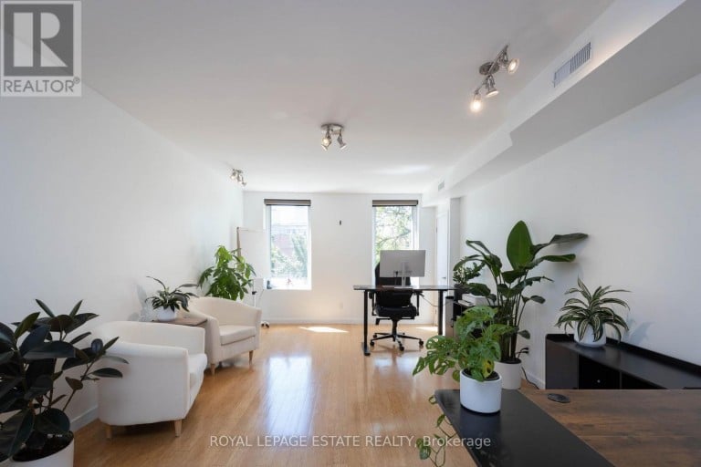 432 QUEEN STREET E, Toronto (Regent Park), Ontario, M5A1T4