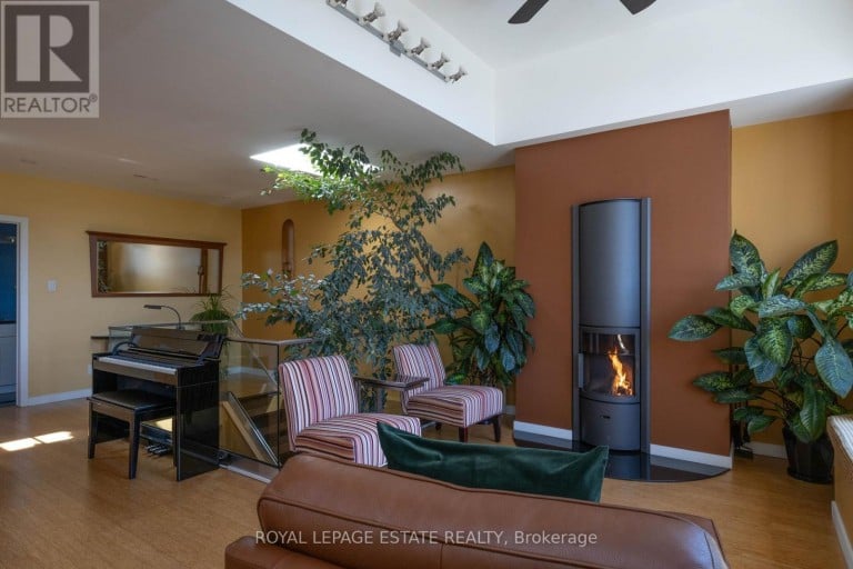 432 QUEEN STREET E, Toronto (Regent Park), Ontario, M5A1T4