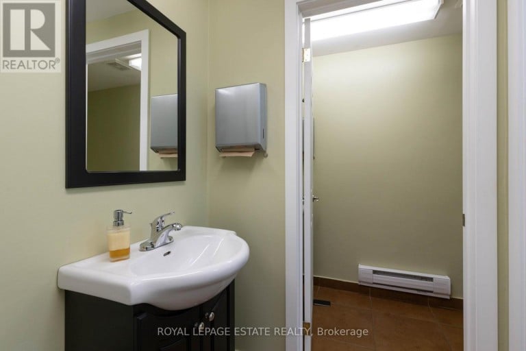 432 QUEEN STREET E, Toronto (Regent Park), Ontario, M5A1T4