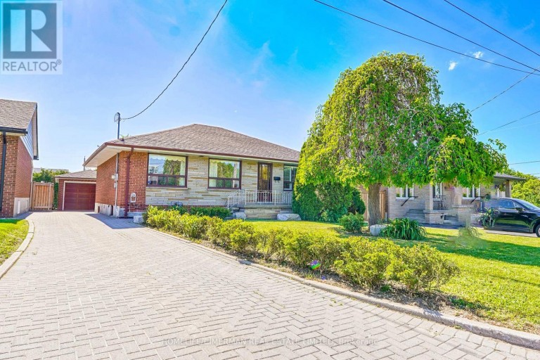 28 RENSHAW STREET, Toronto (Downsview-Roding-CFB), Ontario, M3M2C8