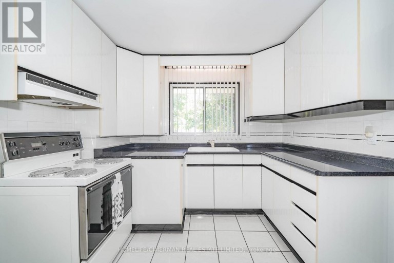 28 RENSHAW STREET, Toronto (Downsview-Roding-CFB), Ontario, M3M2C8