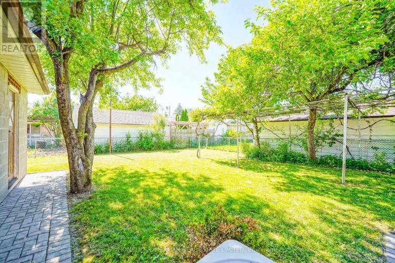 28 RENSHAW STREET, Toronto (Downsview-Roding-CFB), Ontario, M3M2C8