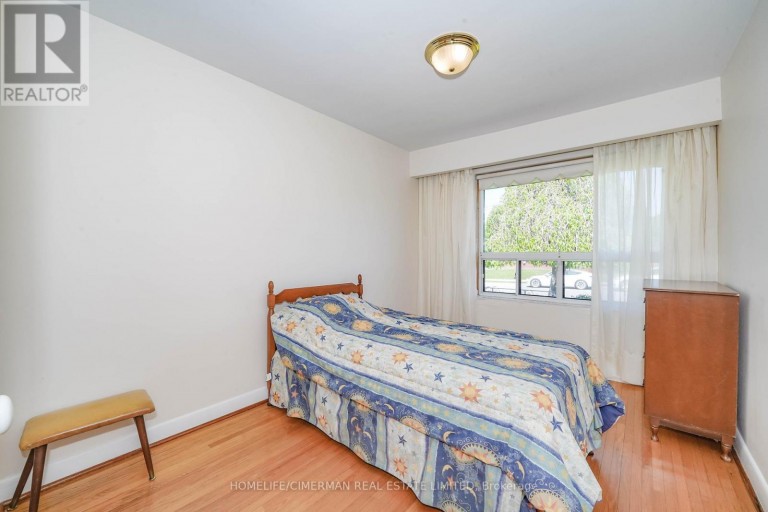 28 RENSHAW STREET, Toronto (Downsview-Roding-CFB), Ontario, M3M2C8