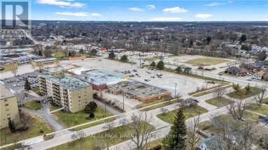 669 COLBORNE STREET E Brantford Ontario photo 39