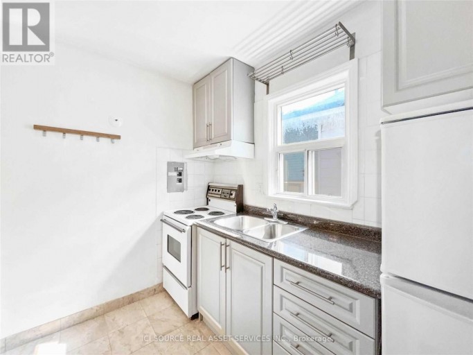 2 - 116 EASTWOOD ROAD, Toronto (Woodbine Corridor), Ontario, M4L2C9