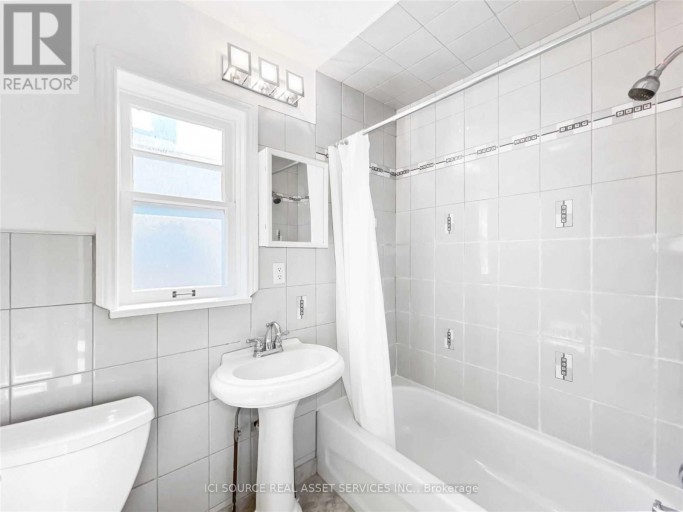 2 - 116 EASTWOOD ROAD, Toronto (Woodbine Corridor), Ontario, M4L2C9