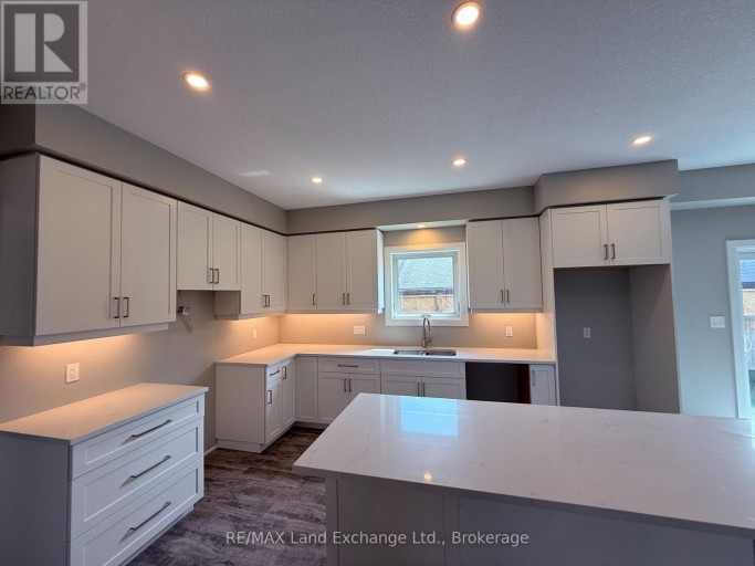 UNIT 2 - 8 GOLF LINKS ROAD, Kincardine, Ontario, N2Z0G1