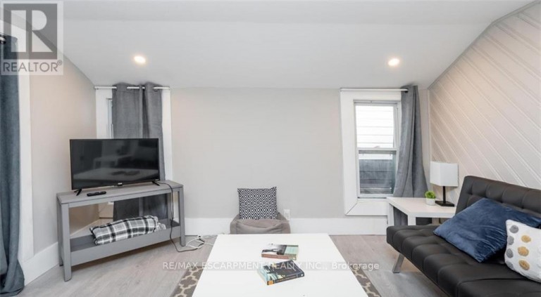 3 - 38 INCHBURY STREET, Hamilton (Strathcona), Ontario, L8R3B3