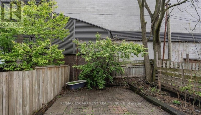 3 - 38 INCHBURY STREET, Hamilton (Strathcona), Ontario, L8R3B3