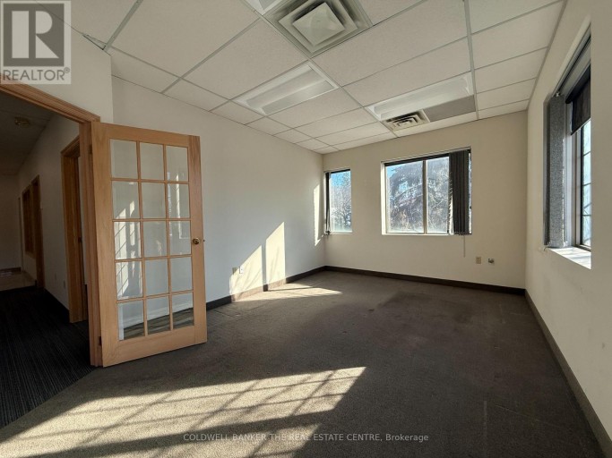 303 - 390 DAVIS DRIVE, Newmarket (Central Newmarket), Ontario, L3Y7T8