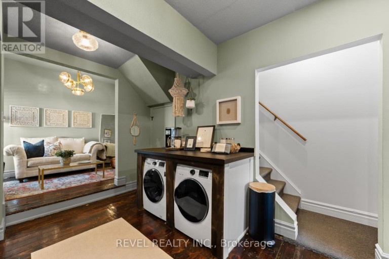 A - 296 QUEEN STREET S, Mississauga (Streetsville), Ontario, L5M1M2