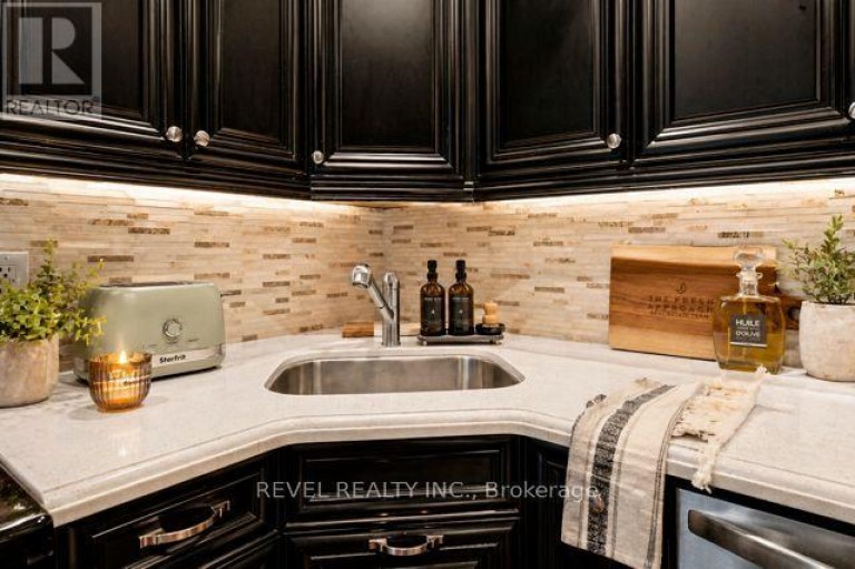 A - 296 QUEEN STREET S, Mississauga (Streetsville), Ontario, L5M1M2