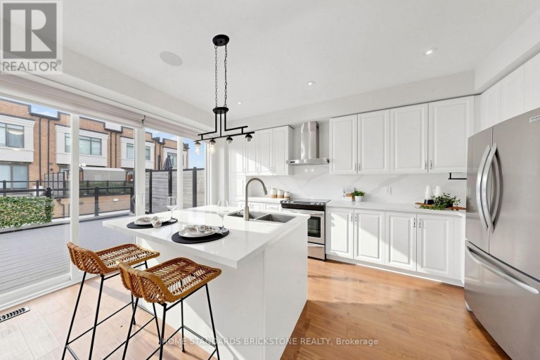 215 SALTERTON CIRCLE, Vaughan, Ontario, L6A4Z2
