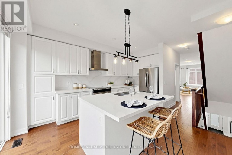 215 SALTERTON CIRCLE, Vaughan, Ontario, L6A4Z2