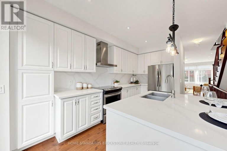 215 SALTERTON CIRCLE, Vaughan, Ontario, L6A4Z2