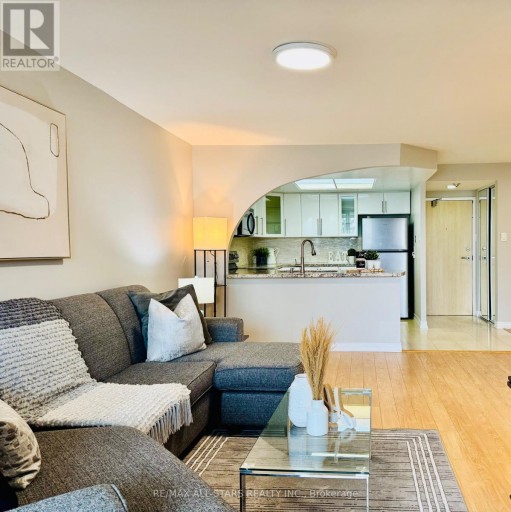 402 - 7601 BATHURST STREET, Vaughan (Crestwood-Springfarm-Yorkhill), Ontario, L4J4H5