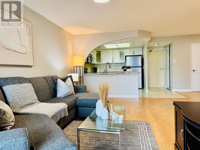 402 - 7601 BATHURST STREET, Vaughan (Crestwood-Springfarm-Yorkhill), Ontario, L4J4H5