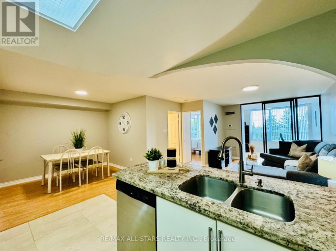 402 - 7601 BATHURST STREET, Vaughan (Crestwood-Springfarm-Yorkhill), Ontario, L4J4H5