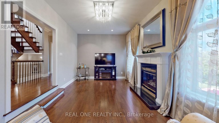 12 JARVIS AVENUE, Aurora (Aurora Estates), Ontario, L4G6W8