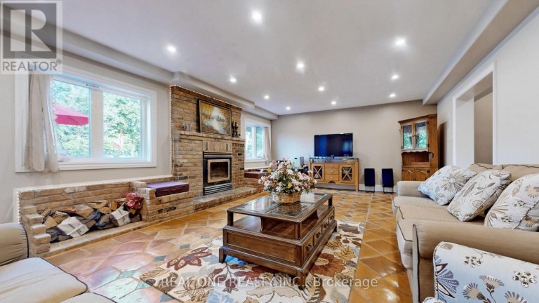 12 JARVIS AVENUE, Aurora (Aurora Estates), Ontario, L4G6W8