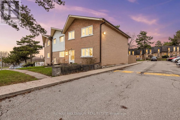 5 - 10 GRANDRAVINE DRIVE, Toronto (York University Heights), Ontario, M3J1B1