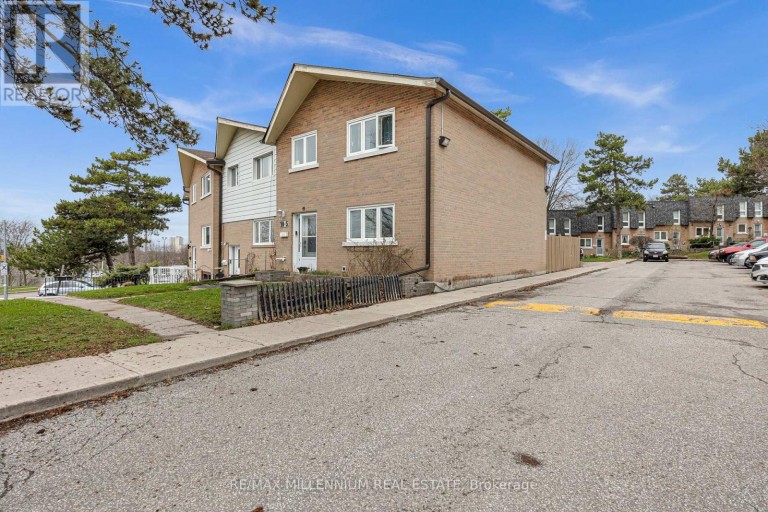 5 - 10 GRANDRAVINE DRIVE, Toronto (York University Heights), Ontario, M3J1B1