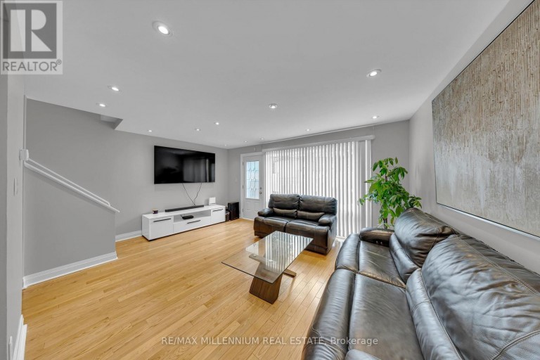 5 - 10 GRANDRAVINE DRIVE, Toronto (York University Heights), Ontario, M3J1B1