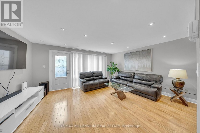 5 - 10 GRANDRAVINE DRIVE, Toronto (York University Heights), Ontario, M3J1B1