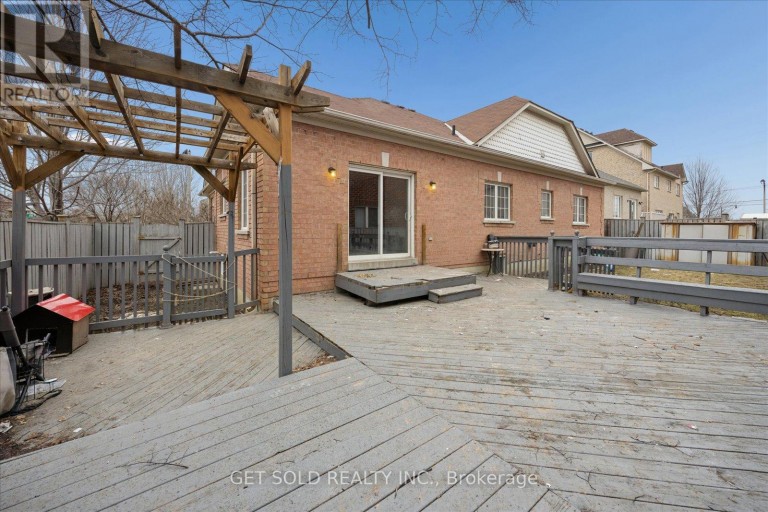 16 DEERCHASE ROAD, Brampton (Bram East), Ontario, L6P2L4