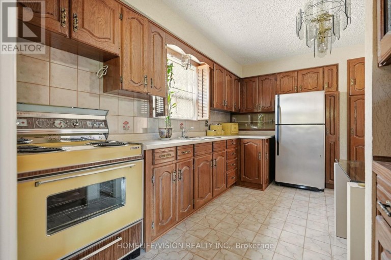 239 EPSOM DOWNS DRIVE, Toronto (Downsview-Roding-CFB), Ontario, M3M1T3
